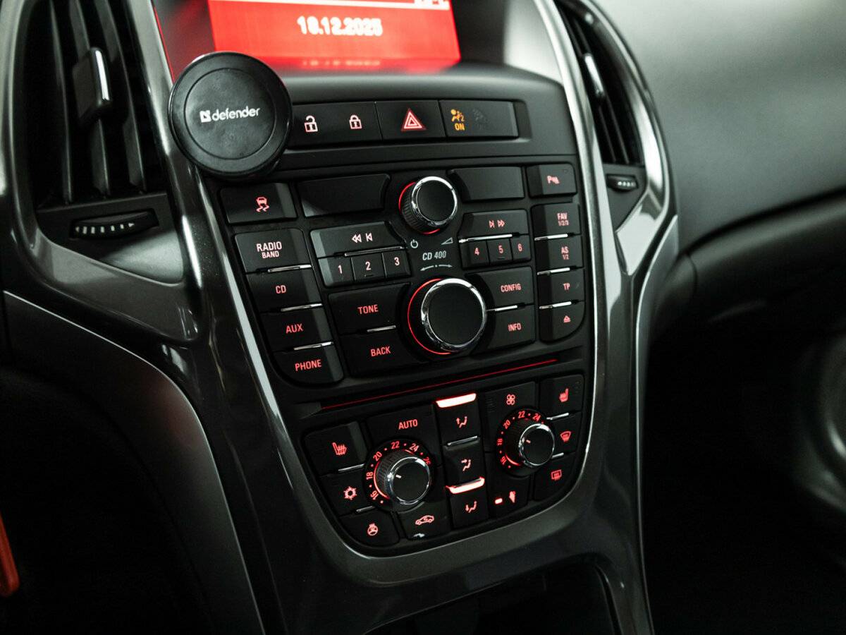 Opel Astra J Рестайлинг, 2013 - фото №3